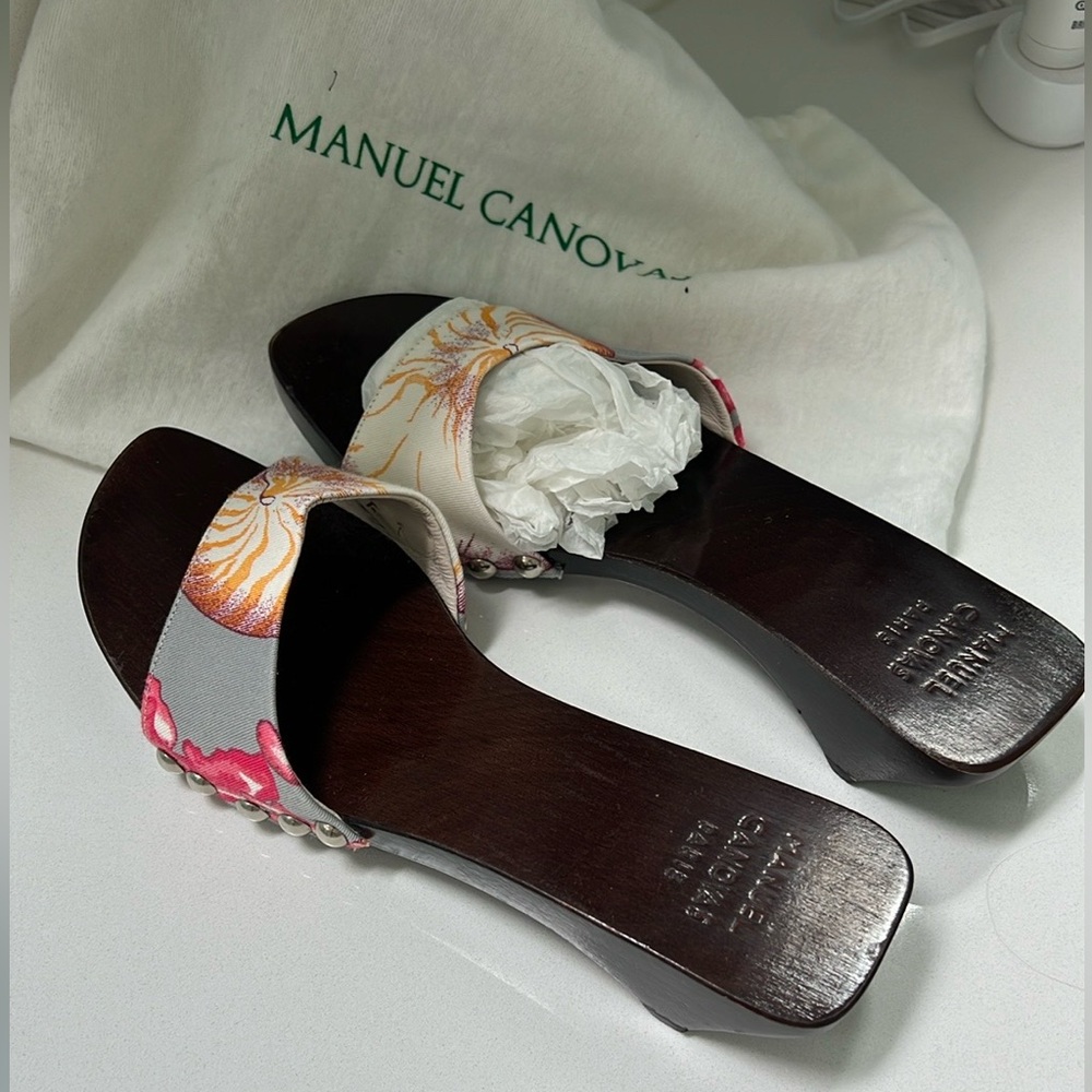 Manuel Canovas- 
Fabric top. Shell design